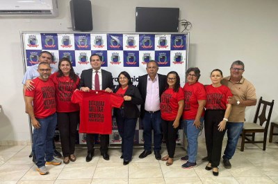audiência ditadura militar Foto de participantes do evento com camisa vermelha e a frase Ditadura militar; memória para resistir
