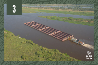 A imagem é uma vista aérea de um comboio de barcaças sendo empurrado por um rebocador em um rio largo e barrento, cercado por vegetação de várzea e paisagens planas. No canto superior esquerdo, há um grande número "3" e, no canto inferior direito, um logotipo com o texto "MPF COP 30". As margens do rio estão cobertas por grama e arbustos.