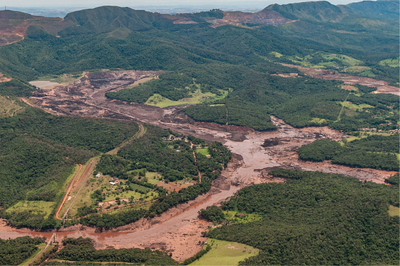 foto mostra rio cheio de lama