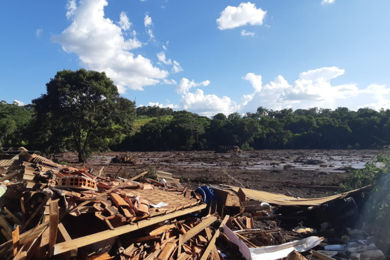 material de construção acumulado na beira do rio 