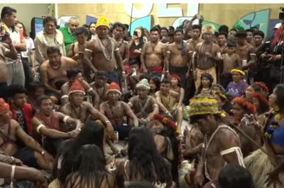 Imagem do estande do MPF no momento do debate com os indígenas Munduruku