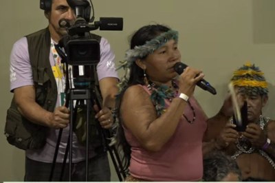 Ediene Munduruku falando no estande