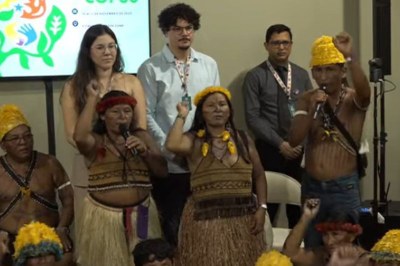 Print de tela Imagem do estande do MPF no momento dos debates com vários indígenas Munduruku