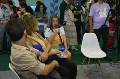 Foto do público no estande do MPF