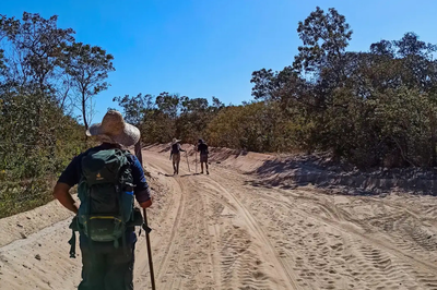 LiaRezendeDominguesAgenciaBrasil.png Foto de pessoas durante caminhada em meio ao cerrado