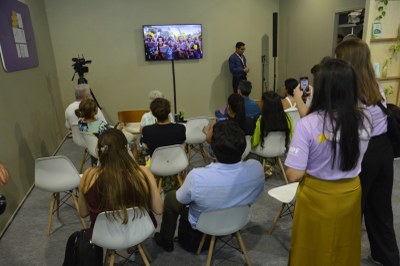Foto de pessoas na plateia durante exibição de filme no estande do MPF na COP30