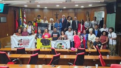 Várias pessoas em pé posando para a voto. 