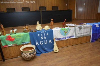 Foto mostra artesanato tradicional exposto durante o evento