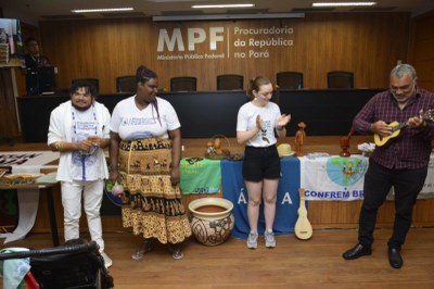 Foto mostra apresentação musical de povos tradicionais