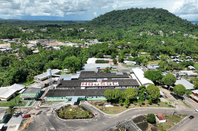Vista aérea do Hospital de Guarnição de São Gabriel da Cachoeira (HGUSGC) rodeado pela floresta Amazônica e área urbana.