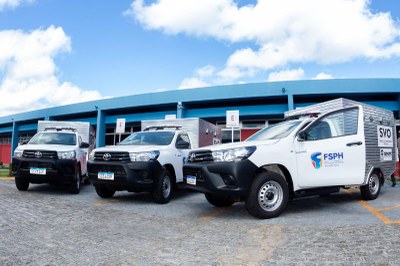 Foto: divulgação Secretaria de Saúde/SE foto mostra três carros da Fundação de Saúde Parreiras Horta (FSPH) estacionados