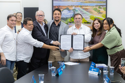 Foto: Secom Arapiraca (crédito: Carlos Magno) Registro fotográfico de pessoas segurando o decreto já assinado