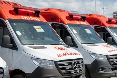 Fotografia da frente de várias ambulâncias do Samu estacionadas lado a lado.