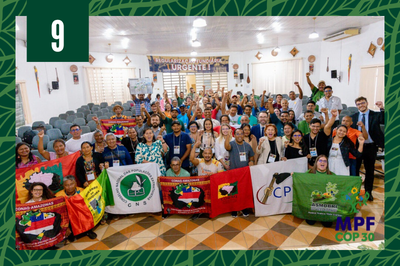 Foto mostra pessoas reunidas com bandeiras de movimentos sociais 