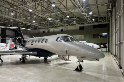 Aeronave apreendida durante a Operação Terra Fértil | Foto: Polícia Federal Foto mostra uma jato executivo dentro de um hangar.
