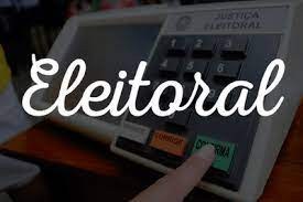 Imagem retangular de urna eletrônica brasileira, com a inscrição "Justiça Eleitoral". Tela retangular e um teclado numérico com botões de 1 a 6 e mais abaixo de 7 a 0 estão visíveis. Um dedo indicador pressiona o botão Verde "Confirma" na parte inferior direita. Um botão Laranja "Corrige" está à esquerda. A palavra "Eleitoral", em branco e com fonte cursiva, está sobreposta e centralizada na imagem, em destaque
