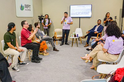 Imagem do estande do MPF na COP30 no momento do debate