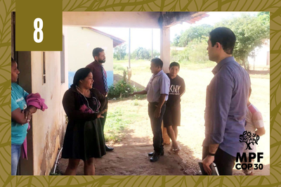 Foto mostra o procurador da República conversando com uma mulher na porta de casa  