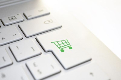 Foto ilustrativa: Adrian/Pixabay foto em detalhe de um teclado de computador com destaque para uma das teclas com a figura de um carrinho de compras verde