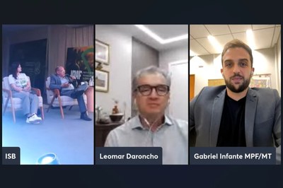 MPF participa da 1ª Conferência do Fórum Nacional: Agrotóxicos, Meio Ambiente, Saúde e Clima, evento que integra a COP30, em Belém. Foto: Comunicação/MPF. A imagem anexa é um screenshot de uma videoconferência ou transmissão ao vivo no estilo painel, dividida em três colunas verticais, com três participantes em destaque. A coluna da esquerda mostra duas pessoas sentadas em poltronas, em um cenário que parece ser um evento ou palco com iluminação suave, sendo possível identificar o logo "IRAF" (Instituto de Referência da Agricultura Familiar) ao fundo. A coluna central foca em um homem de óculos e cabelo grisalho, usando fones de ouvido e olhando diretamente para a câmera, com a legenda Leomar Daroncho abaixo dele. A coluna da direita exibe um homem mais jovem, com barba, vestindo um blazer cinza, também olhando para a câmera e com a legenda Gabriel Infante MPF/MT. Há uma tarja preta no canto inferior esquerdo com as letras ISB. O estilo geral sugere um debate, seminário ou entrevista transmitida online, possivelmente abordando temas relacionados à agricultura familiar ou direito, dado o contexto das legendas e do logo.