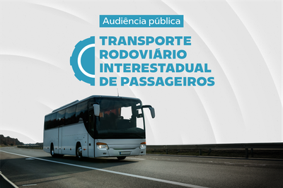 Imagem de um um ônibus na estrada e o nome da audiência escrito na parte superior com letras azuis