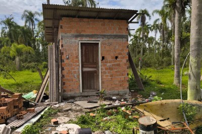 Imagem de uma casa com vegetação ao redor 