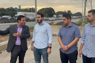 Foto: MPF Imagem mostra grupo de pessoas conversando à beira de uma rodovia