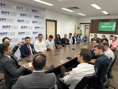 Fotos: Ascom MPF representantes de órgãos e empresas em torno de uma mesa, conversando