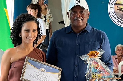 Imagem mostra presidente da Associação de Pescadores com Dra. Juliana Cãmara