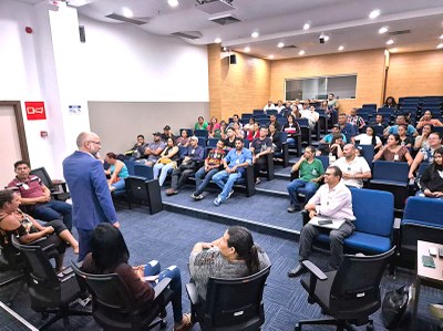 Auditorio com muitas pessoas