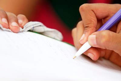 Foto ilustrativa: Canva Foto em detalhe de uma pessoa escrevendo em um caderno