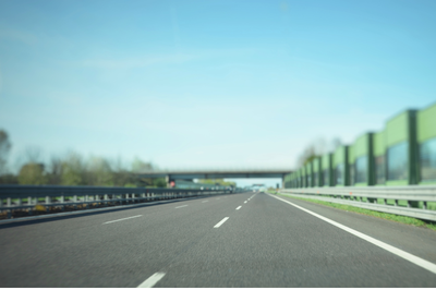 Foto ilustrativa: Canva Foto mostra pista de rodovia asfaltada, com barras de proteção nas laterais