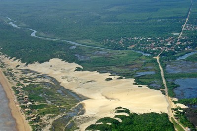 Parque Estadual de Itaúnas Foto: Iema Foto aérea mostra parque com vegetação e dunas de areia. Casas e loteamentos circundam o parque