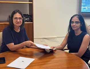 Foto: Ascom PR/MS Foto da vereadora Luiza Ribeiro entregando o documento a Procuradora Regional dos Direitos do Cidadão (PRDC), Samara Yasser Yassine Dalloul
