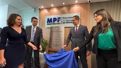 procuradores da República fazem o descerramento da placa 