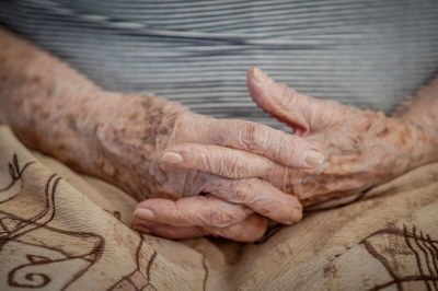 Foto mostra as mãos de uma pessoa idosa