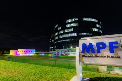 Edifício-sede da Procuradoria-Geral da República com Iluminação em celebração ao Dia Internacional do Orgulho LGBTQIA+