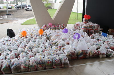 Foto: Ascom MPF/RO Fotografia mostra várias cestas básicas dispostas lado a lado no chão.