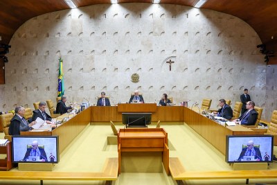 Foto do plenário do Supremo Tribunal Federal feita no dia 13 de novembro. É possível ver a bancada onde sentam os ministros e o procurador-geral da República, Paulo Gonet Branco. Preside a reunião o vice-presidente do STF (e presidente em exercício), ministro Alexandre de Moraes. É a imagem dele que aparece nos dois televisores laterais que são destinados ao público.