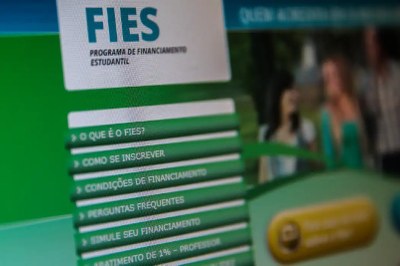 Fotografia da tela de um computador mostra detalhe do menu do site do FIES, todo em verde.