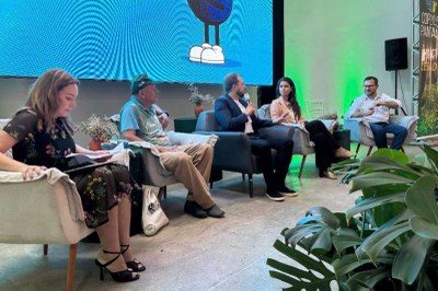 Fotos: arquivo pessoal foto do procurador Gabriel sentado com outras pessoas durante debate do evento