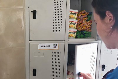 foto mostra mulher olhando armário de alimentos 