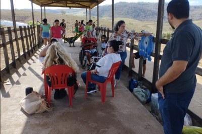 Visita Canhoba Foto mostra momento de escuta da comunidade, com as pessoas sentadas em cadeiras
