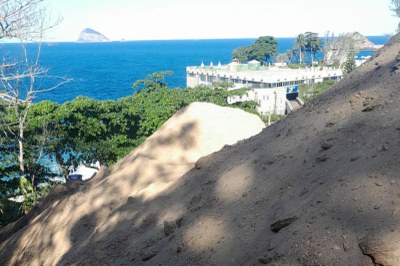 Obra clube costa brava foto mostra obra em estacionamento em frente ao clube costa brava