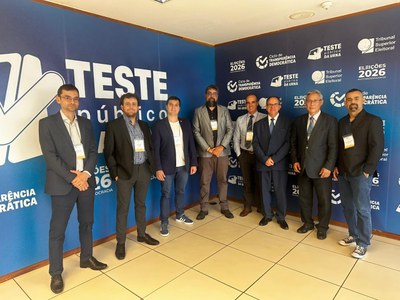 Participantes do teste de segurança da urna, todos de pé um ao lado do outro