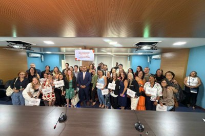 Foto mostra participantes com os certificados 