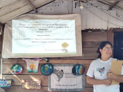 mulher apresentando trabalho 