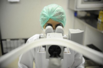 Foto mostra um profissional de saúde durante exame oftamológico