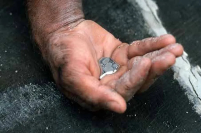 Foto: Divulgação/Ipen. Mão de uma pessoa adulta segurando uma pequena poça prateada de mercúrio líquido, destacando seu brilho e cor. A mão está aberta e sobre uma superfície escura e texturizada.