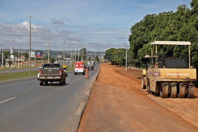 Fotos: Matheus H. Souza/Agência Brasília Equipes do DER-DF trabalham em área de terra para construção da rodovia